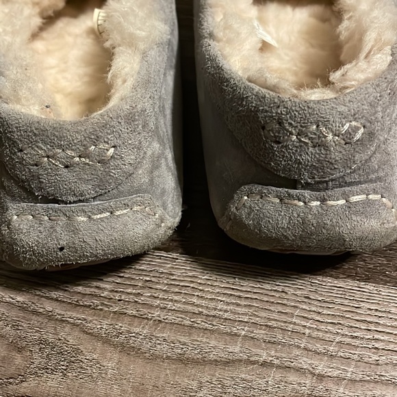UGG Ansley Gray Moccasin Slippers. Good used condition. Size 8. See photos. - Picture 4 of 7